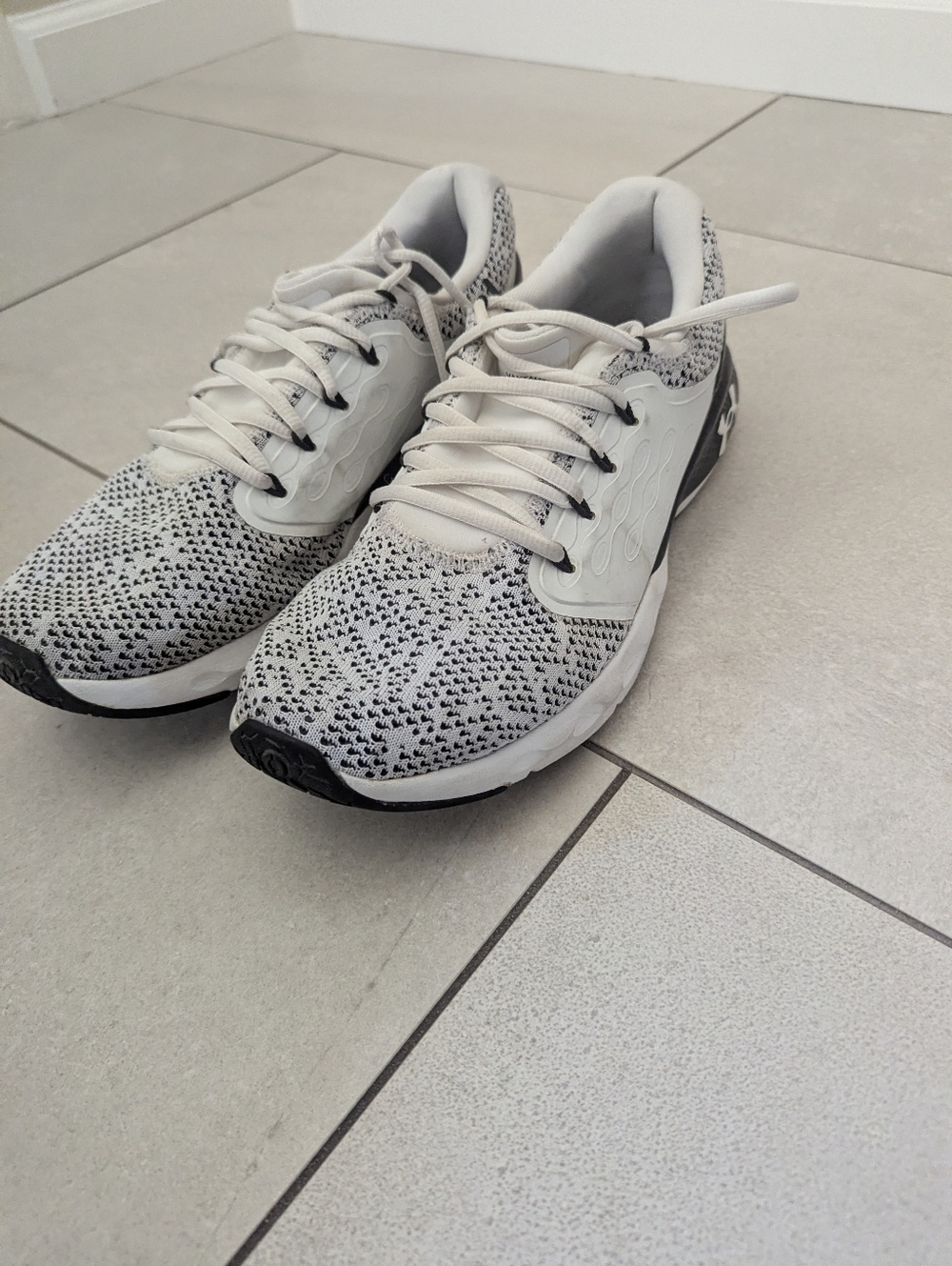 Men's Under Armour White and Black Vantage Knit Shoes - Size 10.5